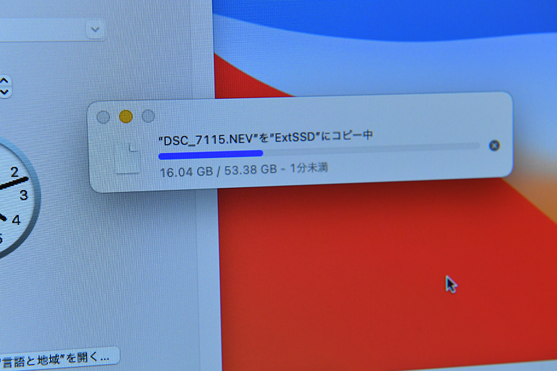 B1 Proの転送デモ。Thunderbolt 4経由で約50GBの動画データを1分ほどで転送