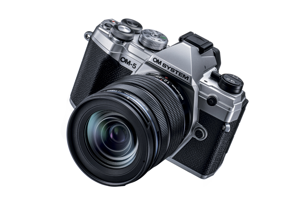 <b>発売予定日</b><br>2022年11月18日（ボディ、M.ZUIKO DIGITAL ED 14-150mm F4.0-5.6 IIキット）<br>2022年12月10日（M.ZUIKO DIGITAL ED 12-45mm F4.0 PROキット）<br>　<br><b>予想実勢価格</b><br>163,000円前後（ボディ）<br>196,000円前後（M.ZUIKO DIGITAL ED 14-150mm F4.0-5.6 IIキット<br>M.ZUIKO DIGITAL ED 12-45mm F4.0 PROキット）<br>　<br><b>SPECIFICATION</b><br>イメージセンサー：2,037万画素<br>常用ISO感度：200～6400<br>ファインダー：OLEDビューファインダー、約236万ドット<br>背面モニター：3.0型2軸可動式液晶<br>AF：クロスタイプ位相差AF<br>測距点数：121点<br>連写速度：約10コマ/秒、約30コマ/秒<br>動画記録：4K30pほか　外形寸法：<br>約125.3×85.2×49.7mm<br>質量：約414g