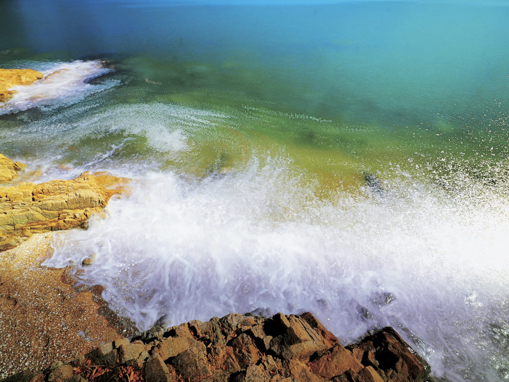 ライブコンポジットを使い、白波の躍動感を演出。足場の悪い場所での撮影だったがコンパクトな機材のおかげで楽に撮影ができた。OI.Shareを使いリモート撮影をすることでブレを抑制している<br><span class="fnt-85">M.ZUIKO DIGITAL ED 8-25mm F4.0 PRO／8mm（16mm相当）／マニュアル露出（F16、1/2秒）／ISO AUTO（64相当）／WB：5,300K</span>