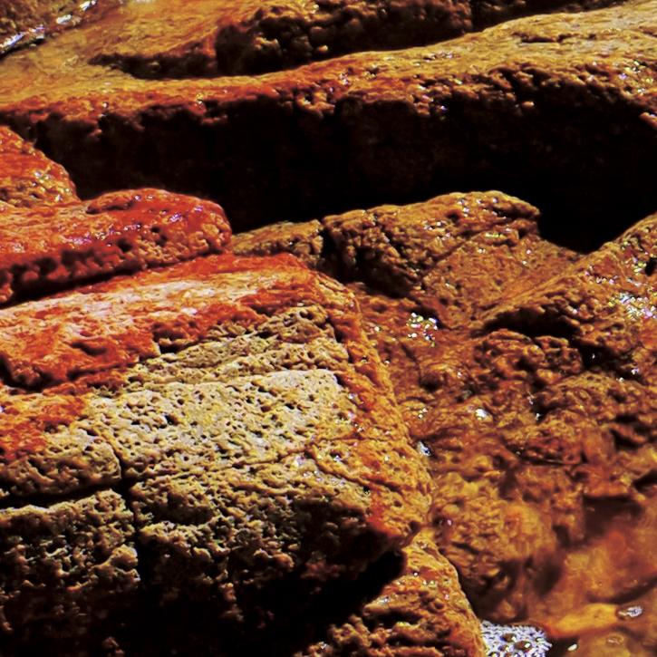 約2,000万画素と約5,000万画素による比較。細かく拡大するとハイレゾショットでは岩肌の細かさを忠実に描写しているのが分かる