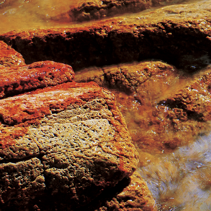 約2,000万画素と約5,000万画素による比較。細かく拡大するとハイレゾショットでは岩肌の細かさを忠実に描写しているのが分かる