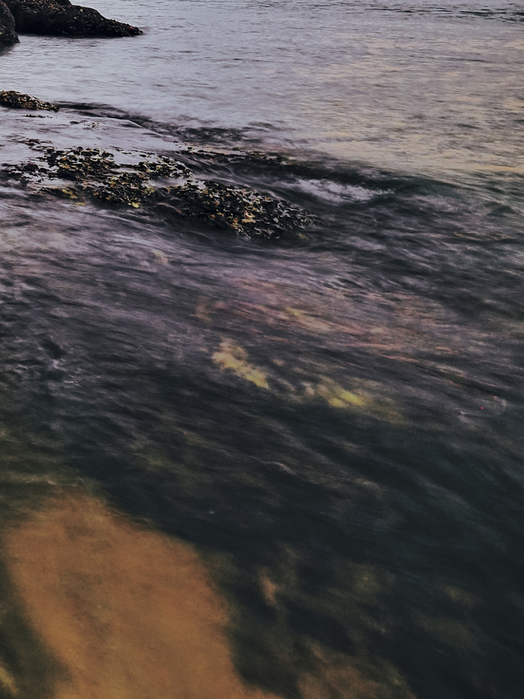 PLフィルターを装着した状態でのライブND使用時の比較。ND16相当の効果により波の表情が滑らかに補正され、PLフィルターにより水面の白んだ反射も除去された