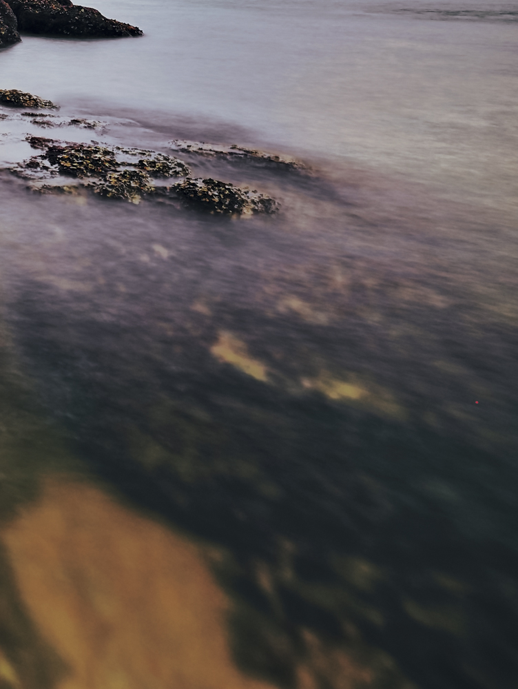 PLフィルターを装着した状態でのライブND使用時の比較。ND16相当の効果により波の表情が滑らかに補正され、PLフィルターにより水面の白んだ反射も除去された