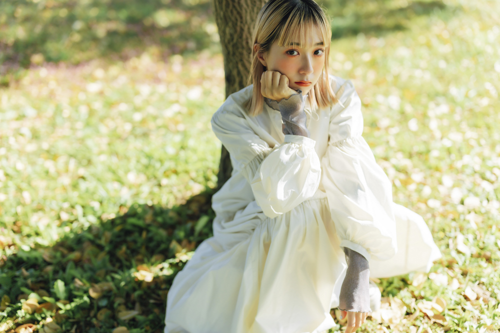 強い日差しの木陰の中は明暗差の強い場所だったが、そんな状況でも全く問題なくモデルの瞳にピントを合わせることができた<br><span class="fnt-85">RF50mm F1.2 L USM／絞り優先AE（F1.8、1/4,000秒、±0EV）／ISO 200／WB: 太陽光</span>