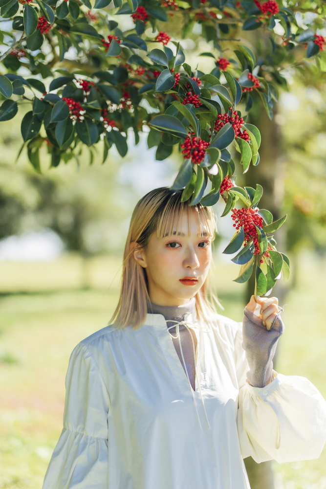 開放絞りにして撮影することで奥行きを出すことができる。季節を感じる木の実と被写体を浮き立たせた1枚となった<br><span class="fnt-85">RF50mm F1.2 L USM／絞り優先AE（F1.2、1/5,000 秒、+1.0EV）／ISO 200／WB: 太陽光</span>