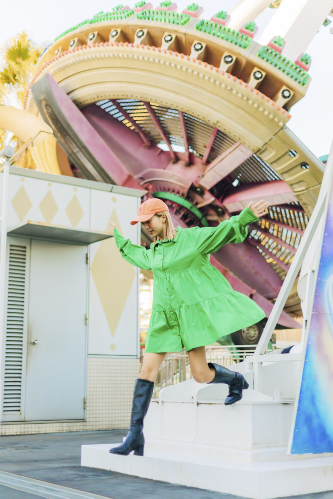 段差からジャンプしたモデルを約40コマ/秒で撮影した。動きの大きなモデルの一瞬を連写で捉え、足と手がきれいに伸びている1枚を選んだ<br><span class="fnt-85">RF50mm F1.8 STM /絞り優先AE（F2.0、1/500秒、+1.0EV）／ISO 250／WB: オート</span>