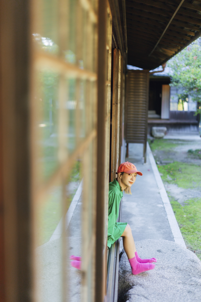 ガラス戸の隙間からひょっこりとのぞいた瞬間も素早い検出で逃さなかった。AFが速く正確なので撮影がとてもスムーズに進む<br><span class="fnt-85">RF50mm F1.8 STM／絞り優先AE（F1.8、1/250秒、-0.3EV）／ISO 200／WB: オート</span>