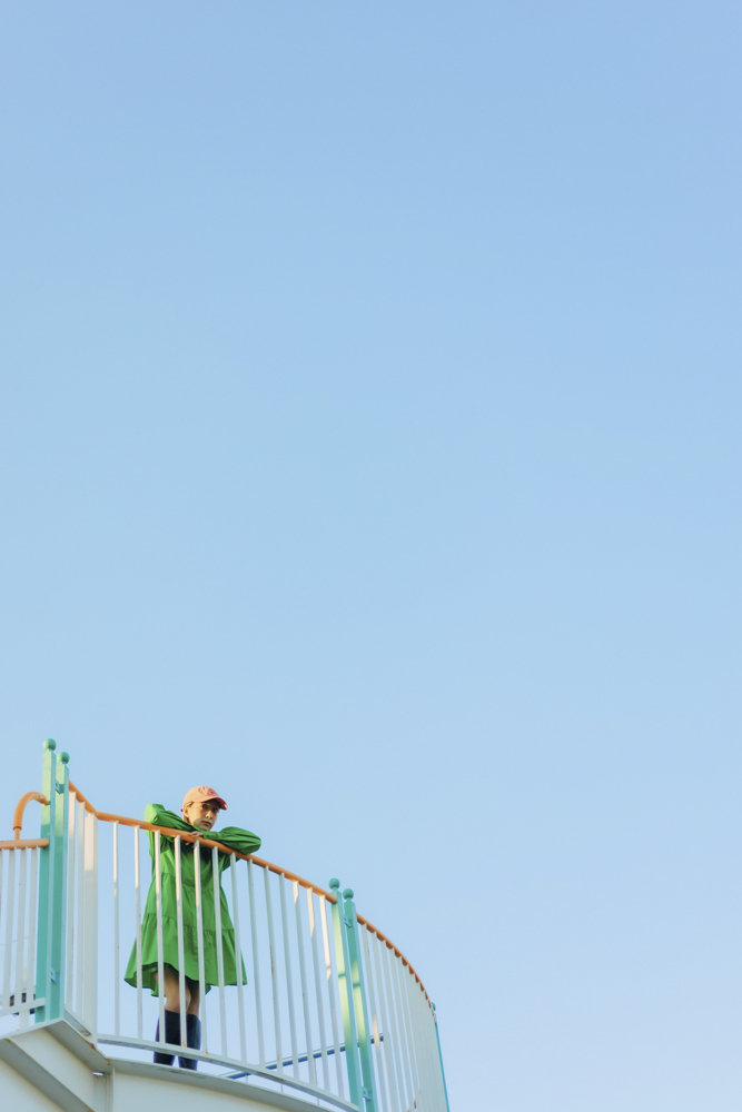 画面のどこにモデルがいても、瞳を見つけたら正確にピントを合わせてくれる。撮影時の安心感につながるため、新しい構図を試したりと作品の幅も広がる<br><span class="fnt-85">RF50mm F1.8 STM /絞り優先AE（F2.0、1/1,600秒、+1.3EV）／ISO 250／WB: 太陽光</span>