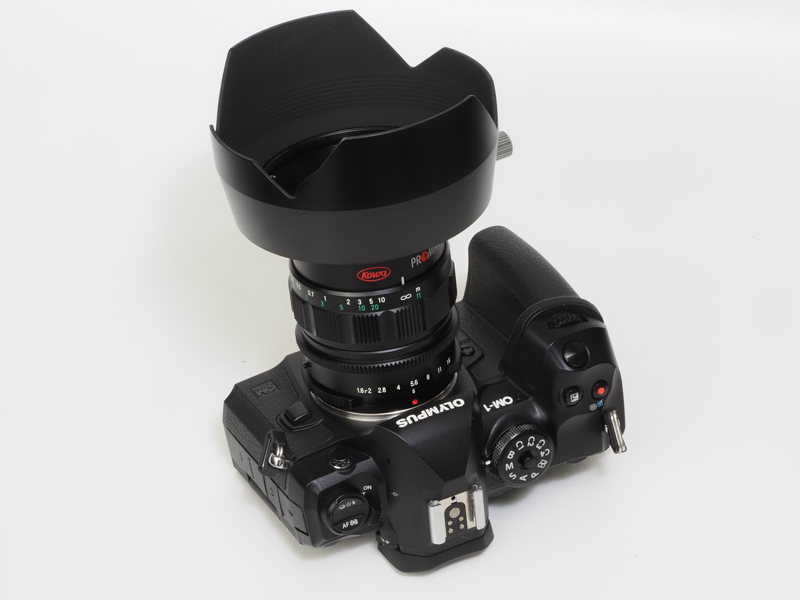 プロミナー 12mm F1.8の純正カブセ式のフードを取り付けてみました。いくら筆者がフード病だからと言ってこれだけデカいと携行するか萎えます。たしかこれまで一度だけしか使用しておらずです。ネタとしてとっておきます。