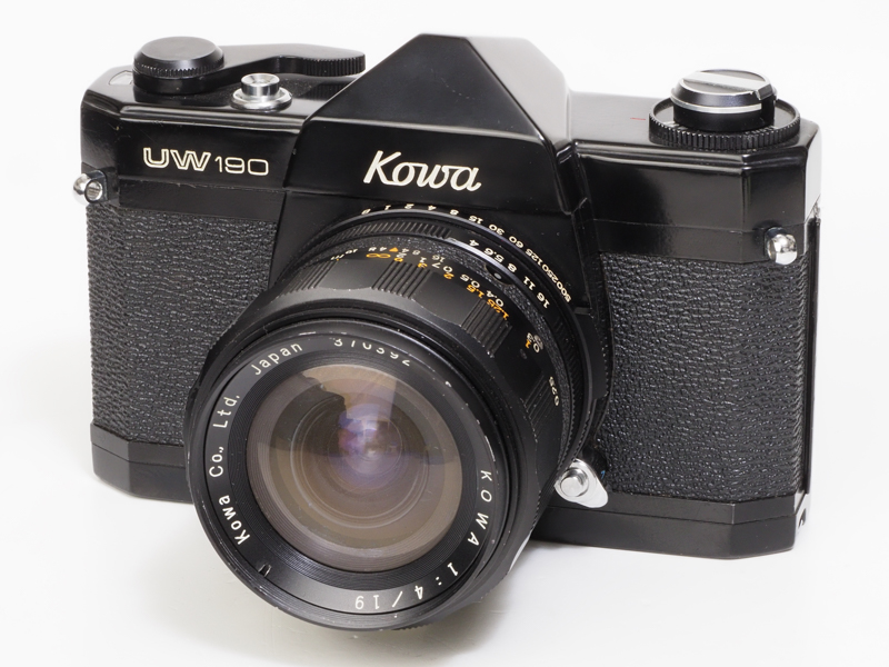 1972年発売のKOWA UW。ウルトラワイドの略なんでしょうねえ。19mmレンズを固定した一眼レフですね。レトロフォーカスタイプの設計でしょうけど、うちにある個体はレンズが曇りすぎて、画像の観察すらできません。