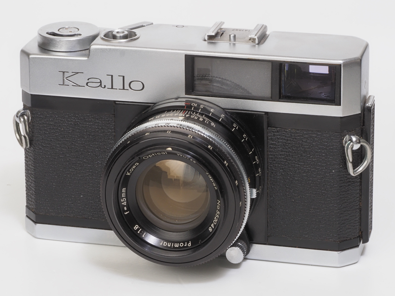 KOWA Kallo180。「プロミナー45mm F1.8」が固定装着されています。このレンズ、よく写ります。パララックスは自動補正されます。重たいコンパクトカメラという感じ。他にKallo140というレンズ交換式のレンジファインダーカメラもあります。これも欲しい。