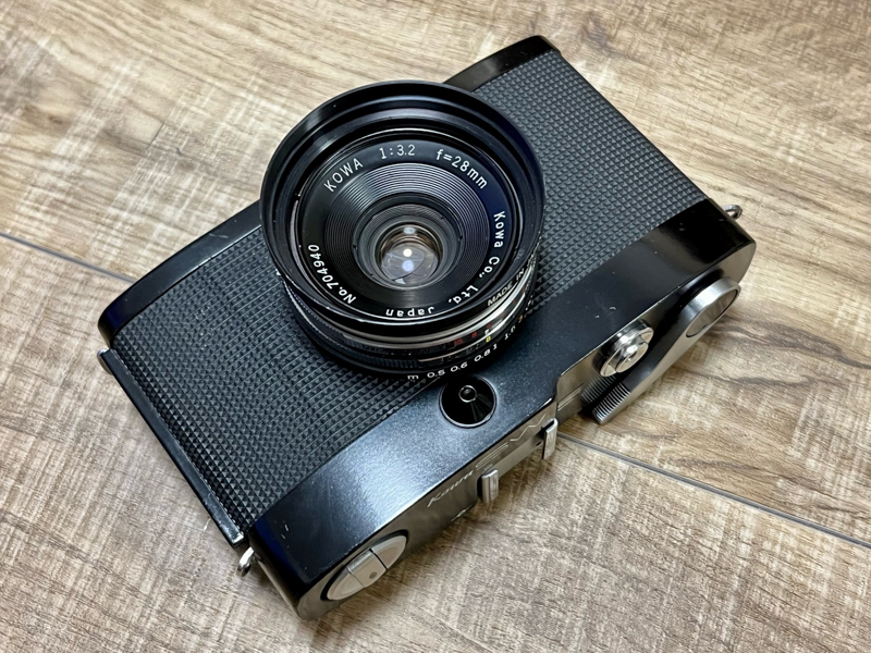 コーワSW。コーワ28mm F3.2の単焦点広角レンズを固定した単機能機。レンズ性能がすばらしく、モノクロネガでもシャープネスや階調の良さがわかるほど。28mmレンズを固定したワイド専用のカメラということで、当時はもう一眼レフ一辺倒だった世界の報道写真家からも愛用されました。