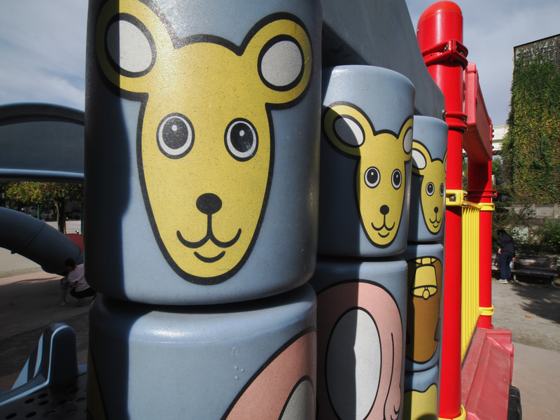 公園の遊具にグッと近づいて構成しました。絞り込んで被写界深度をさらに深めて全体をパンフォーカスにみせています。ディテールの再現も申し分なく。カメラを被写体に正対させていますからさほど不自然な感じにはなりません。<br>OM-1　PROMINAR 8.5mm F2.8（F11・1/160秒）ISO 200