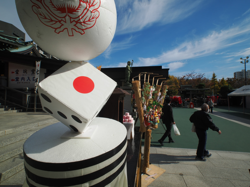 オブジェが少し斜めに飾ってありましたので、超広角らしさが強調されていますが、そんなに違和感はありません。レンズのクセがないからでしょうか。青空再現がいい感じで雲の描写も好きです。<br>OM-1　PROMINAR 8.5mm F2.8（F8・1/250秒）ISO 200