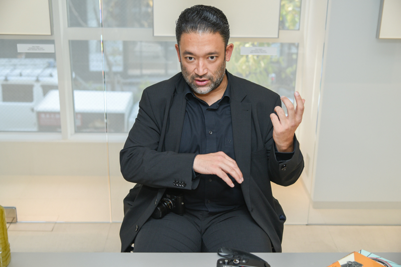 右足の上にひっそりとカメラがのぞく