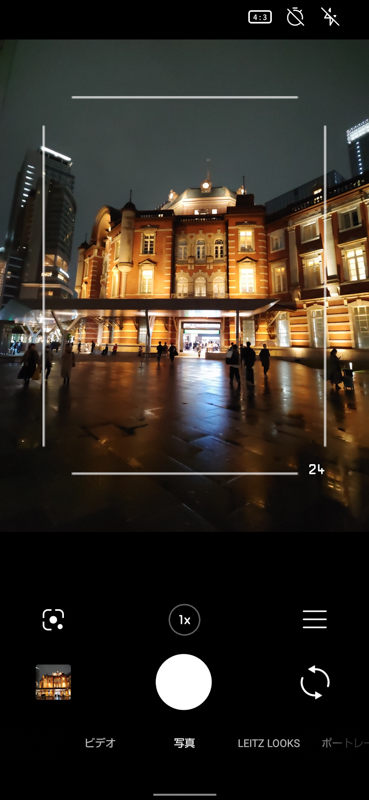 通常の「写真」モードでは、M型ライカをイメージしたブライトフレームが表示。フレーム内を記録する