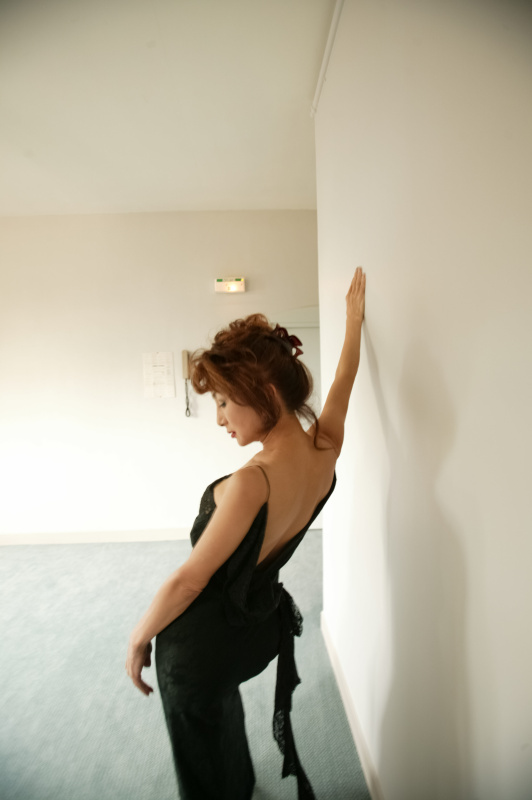 マキさんが気にするのは「手」。年齢が出るから、と手をあまりおろさない。写真集「fortissimo」（株式会社大洋図書、2003年）