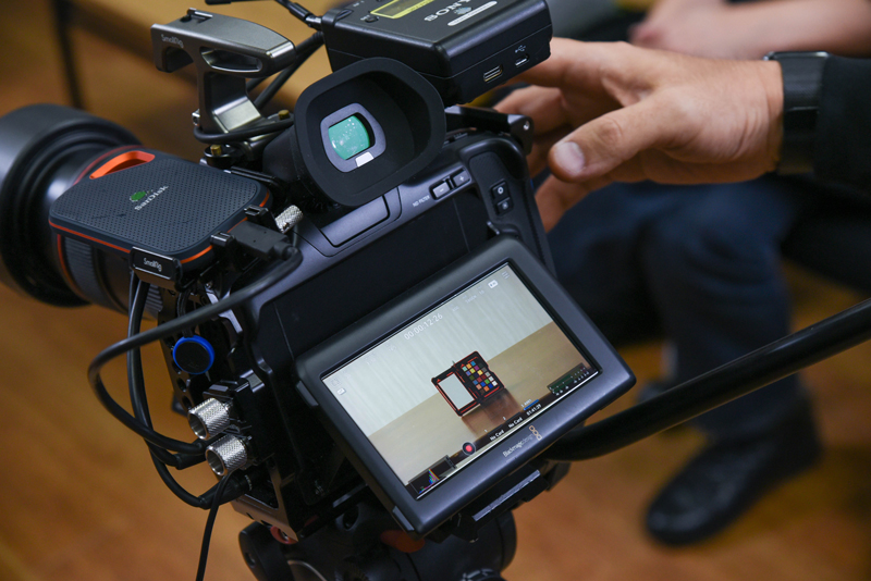 撮影時には、被写体と同じ照明条件となる場所にColorCheckerを置き、数秒間撮影しておく