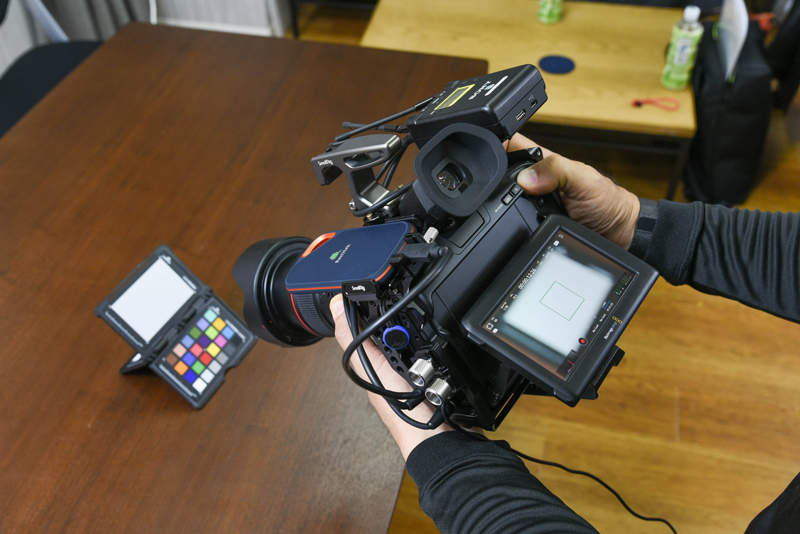 ColorCheckerの「ホワイトバランスターゲット」でホワイトバランスをとっているところ。画面のできるだけ大きい面積にグレーが写るようにし、ホワイトバランスセットボタンを押して撮影時のホワイトバランス調整は完了だ