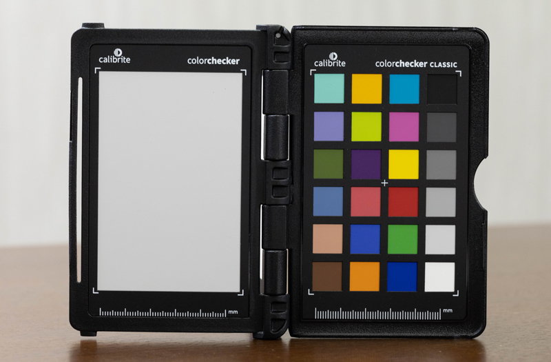 製品を展開した様子。計4タイプのターゲットを備えている。こちらは左が「ホワイトバランスターゲット」。ニュートラルなグレーを一面に配したものだ。右は「24パッチクラシックターゲット」。従来からある写真用のチャートで、ホワイトバランスを取ることはもちろんだが、手持ちのカメラの色偏差のプロファイルを作ることができ、Adobe Lightroom Classicなどでの現像時、より色の偏りの少ない現像を実現したり、複数のカメラ機種間での色の違いを最小限に抑えられる