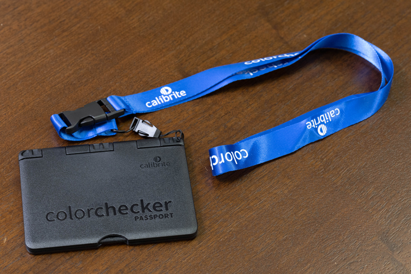 バッグやポケットに収めやすいサイズでチャート面が汚れることもない。ワンタッチで取り外せるストラップが付属している