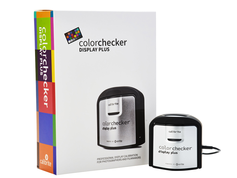 「ColorChecker Display Plus」（実勢価格：税込5万4,230円前後）。手持ちのディスプレイのキャリブレーションを実現するツール。標準的な映像用のRec709.プロファイルから先進的なDCI P3、写真用のCIEイルミナントD65/75といった映像から写真まで幅広い用途にあったモニター用プロファイルを作成できる