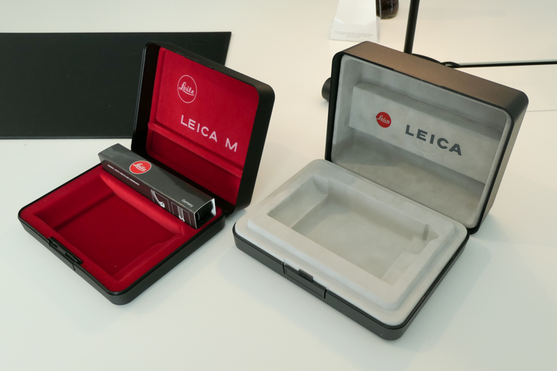 箱も新しいものが用意された（左が復刻版）。入荷時のサイズもほぼこのままで、現行ライカの化粧箱（大きくて引き出しが沢山ついている）とは様子が異なる。右は年代不明だが、オリジナルのライカM6に使われていたもの