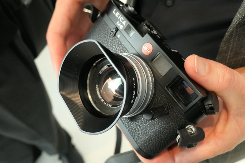 スチールリムといえば、思い浮かぶのはこのスタイル。OLLUX風の同梱フードを装着