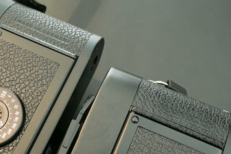 コンセプトとその求める機能から「ライカM6」が復刻された印象だが、レザーの“MADE IN GERMANY”刻印を再現するなど、マニアックな部分にもコダワリが感じられる（左が復刻版）