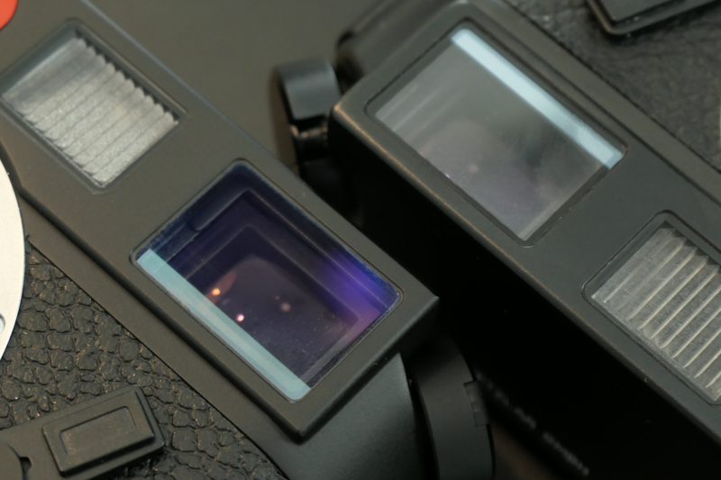 わかりやすい見分けポイントは、ファインダー窓のコーティング。反射時の色が異なる（左が復刻版）