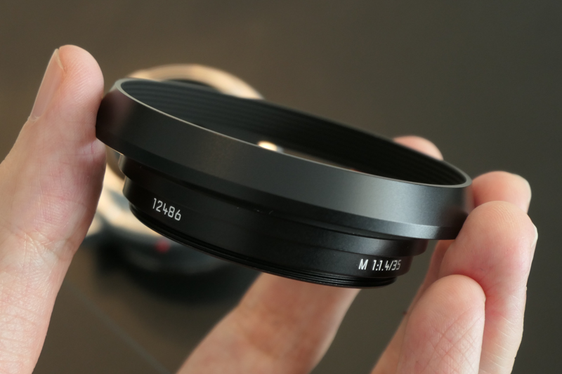 こちらは46mmねじ込み式のレンズフード。スチールリム以降の世代というイメージが強い形状