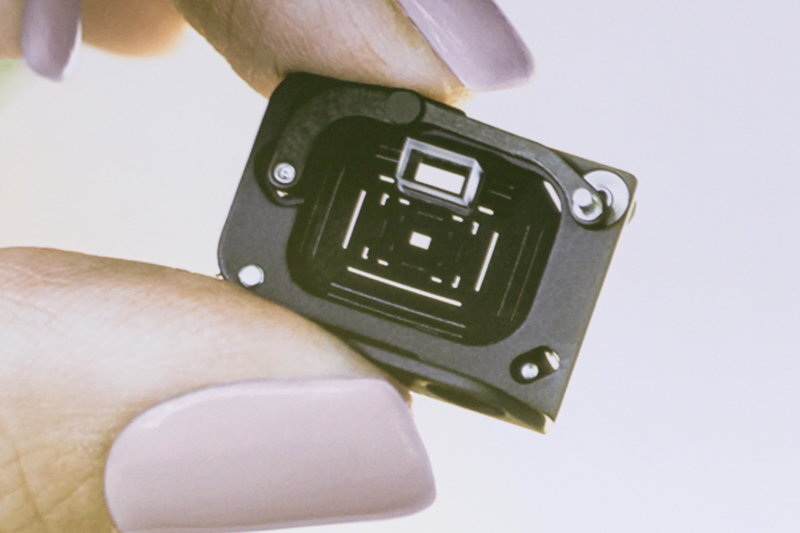 2枚のスリットでブライトフレームを出す仕組みも継承（これは現行のMデジタルも同じ）