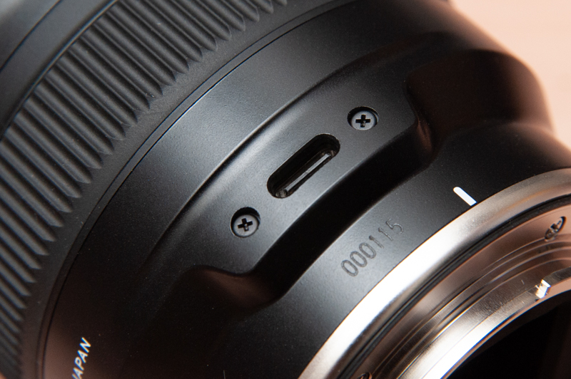 鏡胴にUSB Type-Cコネクタがある