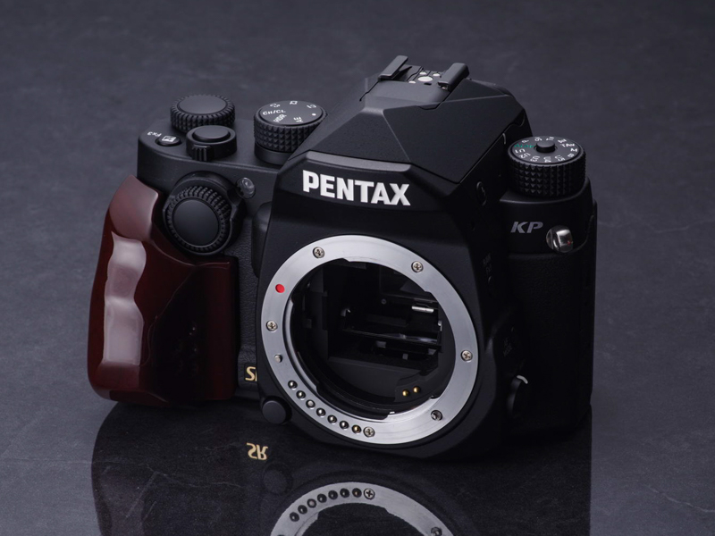 PENTAX KP（ブラック）に「Brown」を装着したところ