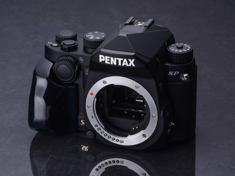 PENTAX KP（ブラック）に「Niyodo Blue」を装着したところ