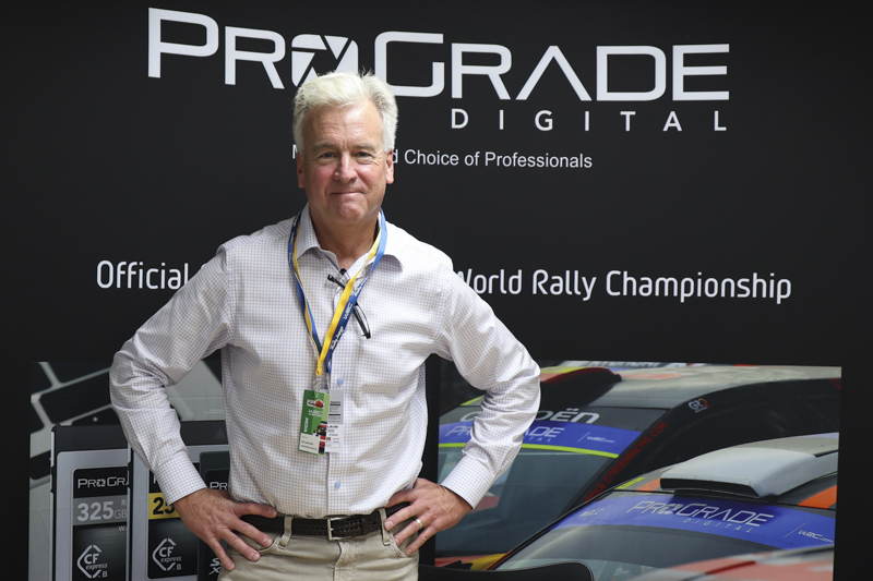 サンフランシスコ大学で経済学の学士号を取得、ペッパーダイン大学でMBAを取得。プログレードデジタルの創業者兼最高経営責任者。リムーバブルストレージとデジタルイメージング業界で30年以上、経営幹部として企業戦略、製品開発、市場開発に携わる。プログレードデジタル設立前はレキサーの経営責任者および副社長兼ゼネラルマネージャーを務め、レキサーブランドのすべてのメモリー製品のマーケティング、製品管理、エンジニアリング、品質、製造、サプライチェーン、および需要計画を担当。サンディスクでは副社長を務め、数十億ドルの小売事業を築く重要な役割を果たした。