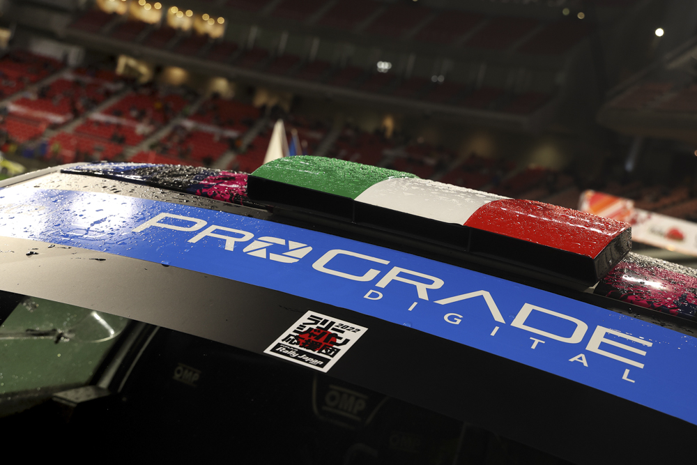 WRC2カテゴリのフロントにはPROGRADE DIGITALのロゴステッカーがある<br>撮影：高橋学