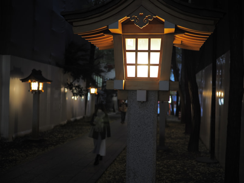 最初は灯籠を見上げるアングルで撮影しようとしたのですがパースペクティブが見苦しく、OM-5を頭の上に掲げたので不安定なホールディングの撮影になりました。それでもOM-5は手ブレ補正をきちんとキメてきます。さすがです。<br>OM-5　LUMIX G 20mm F1.7 ASPH.（F2・1/15秒）ISO 200
