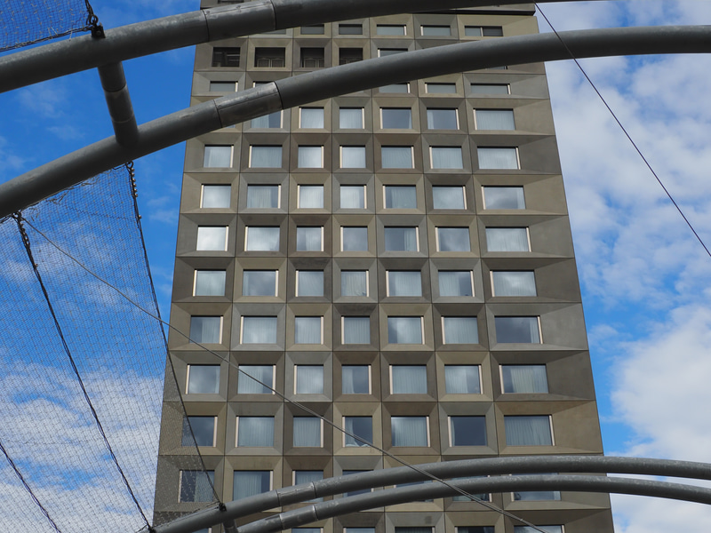 像面位相差AFだからフォーサーズレンズもイケるんじゃないかということで、純正のアダプターをつけて使いました。ズイコーデジタル25mm F2.8です。動作音はしますけど、問題なく使えます。<br>OM-5　ZUIKO DIGITAL 25mm F2.8（F10・1/800秒）ISO 400