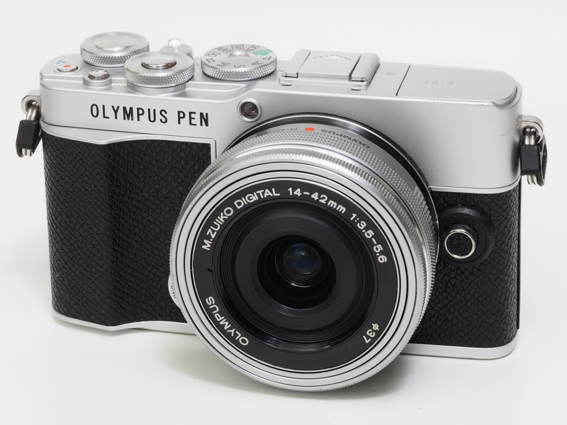 OM SYSTEM PEN E-P7ですが、このモデルは「OLYMPUS」名を入れたままいくんでしょうね。このロゴの入れ方は素晴らしいと思いますけどね、機種名が分かりづらくて（笑）