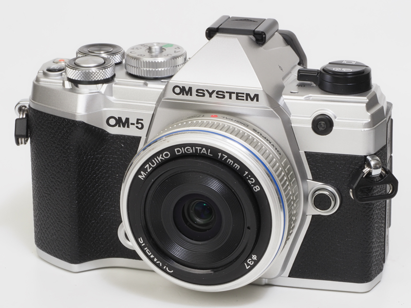 オリンパスのマイクロフォーサーズ初号機のE-P1とともに登場したレンズです。パンケーキとして有名ですね。OM-5との相性も良さそうです。よく写りますよ。