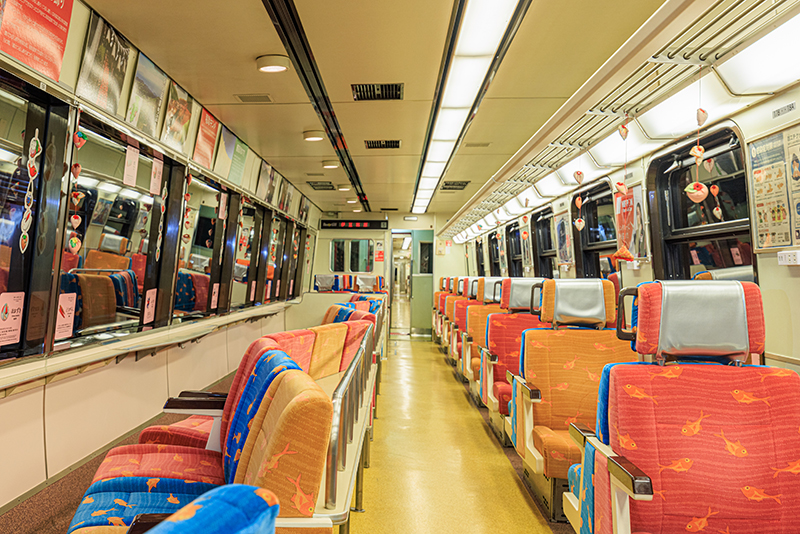 キンメ電車の車内