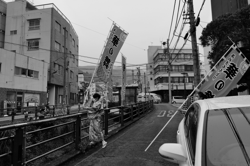熱海芸妓見番の前には初川が流れ、毎週土日の「華の舞」開催時にはのぼり旗が並ぶ