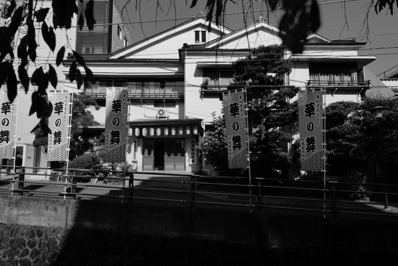 緩やかな傾斜の上に見番が建つ