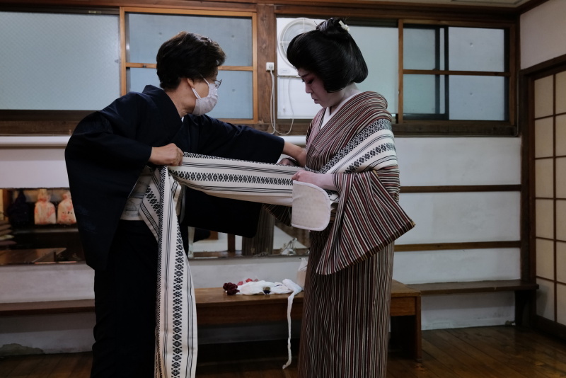 続いて男役の紗都美さんの着付けもしますがいかがですかと、お声がけいただけた