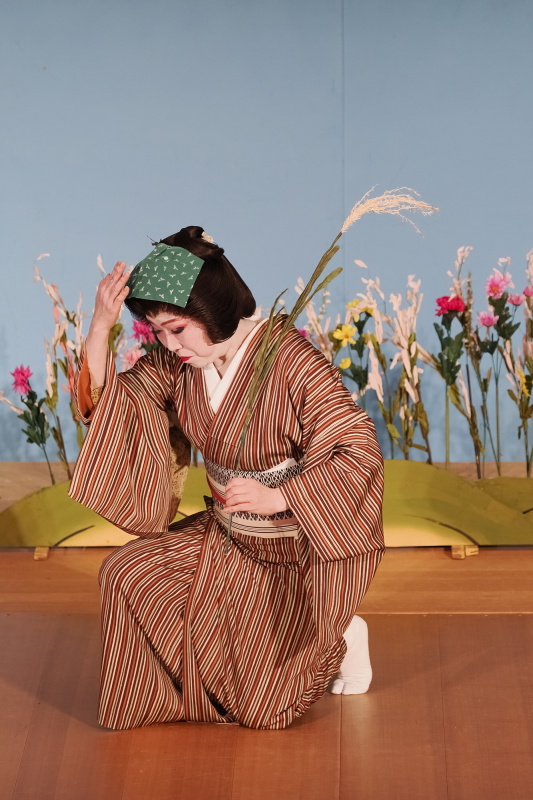 「河太郎」を踊る紗都美さん。河童が遊び、たわむれる様をコミカルに表現して踊る