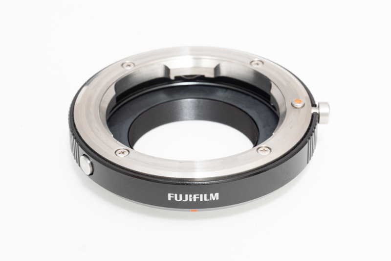 FUJIFILM M MOUNT ADAPTER。純正でアダプターを用意してもらえると、相性などを気にせず使用できるのでありがたい。金属でガッチリ造られている。