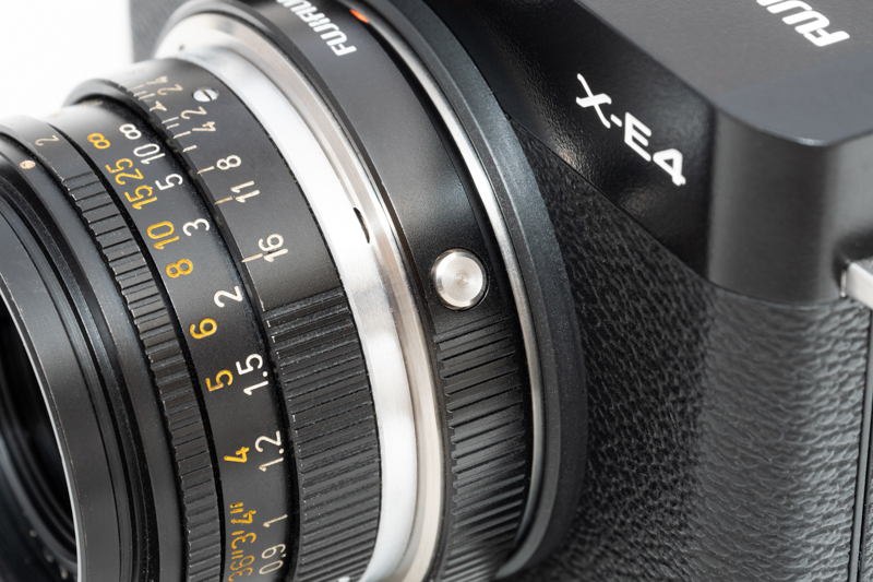 FUJIFILM M MOUNT ADAPTERの最大の特徴が、アダプターに設けられたファンクションボタンだ。これを押すことでメニュー画面から入らなくても、「マウントアダプター設定」にダイレクトにアクセスできる。