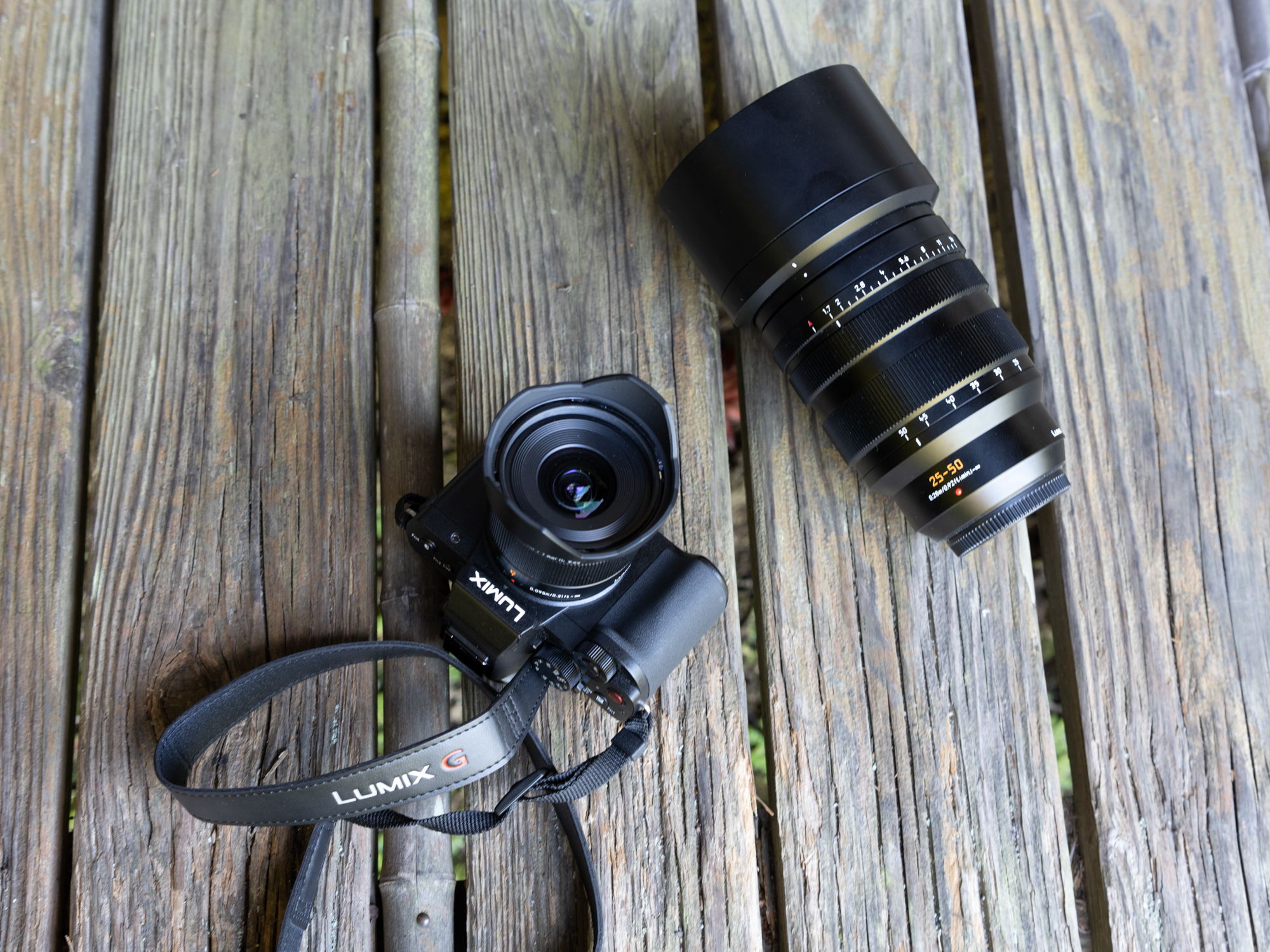 手前はLEICA DG SUMMILUX 9mm / F1.7 ASPH.を装着したLUMIXG100、右上はLEICA DG VARIO-SUMMILUX 25-50mm / F1.7 ASPH.