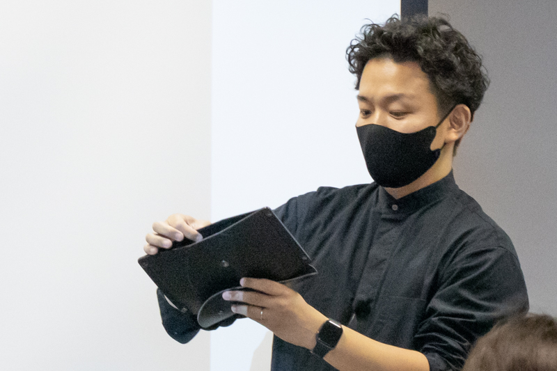 SOLCIONのイスは折りたたむと薄くなる